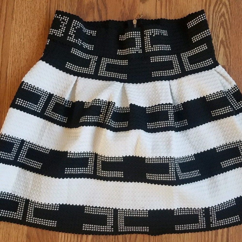 Sold Solution Womans M/L Skirt Black White Studded - Picture 1 of 5